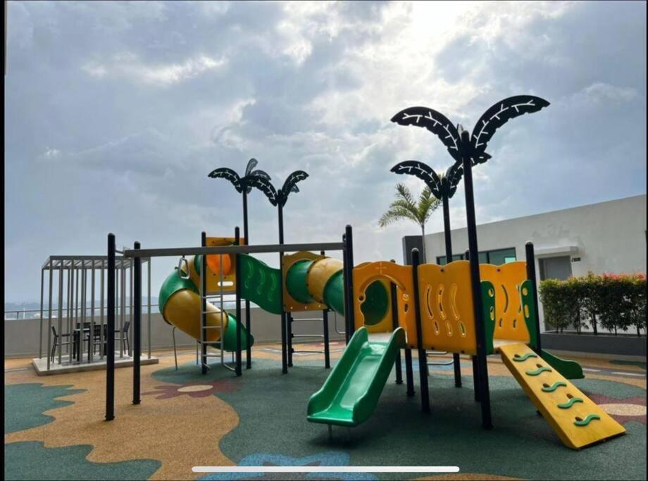 Attractive 3 Bedroom Condo With Pool-D Raudhah Homestay Kajang Exterior photo